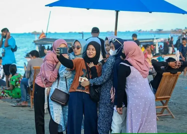 Wisata Pantai Tanjung Pasir Ramai Pengunjung