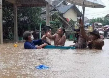 Puluhan Titik Jalan Amblas dan Tiga Jembatan Rusak