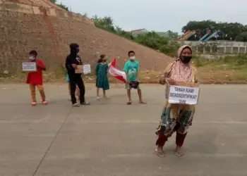 Warga Terdampak JORR II Minta Sumbangan di Jalan