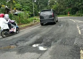 Baru Beberapa Bulan Diperbaiki, Jalan Labuan-Pandeglang Rusak Lagi