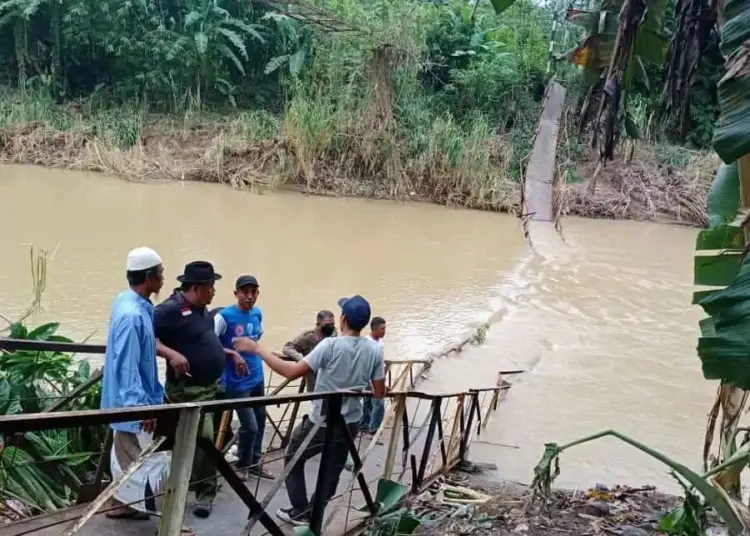 Jembatan Gantung Ambruk, Sembilan Luka-luka Akibat Ikut Terjatuh