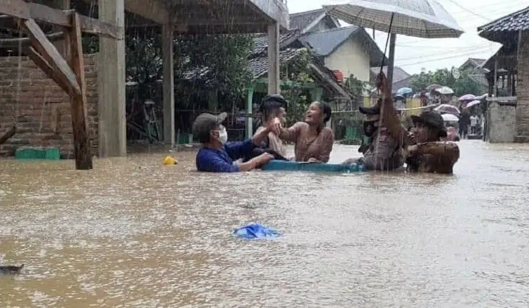 Pandeglang dan Lebak Diterjang Banjir dan Longsor, 27 Bangunan Rusak