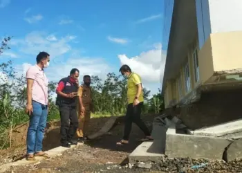 Tergerus Longsor, Gedung Puskesmas Angsana Terancam Ambruk