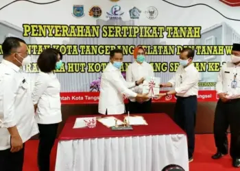 BPN Serahkan Sertipikat Aset Pemkot Tangsel dan Tanah Wakaf