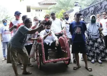 Muhamad Diarak Pakai Becak oleh Warga