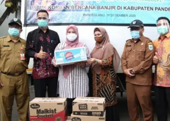 Bupati Terima Bantuan Untuk Korban Banjir