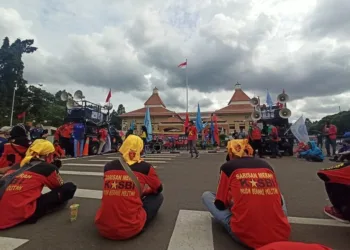 Buruh Tuntut UMK Sektoral Naik 3,33 Persen