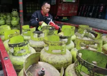 Elpiji 3 Kg Mulai Langka, Sebagian Warga Gunakan Kayu Bakar