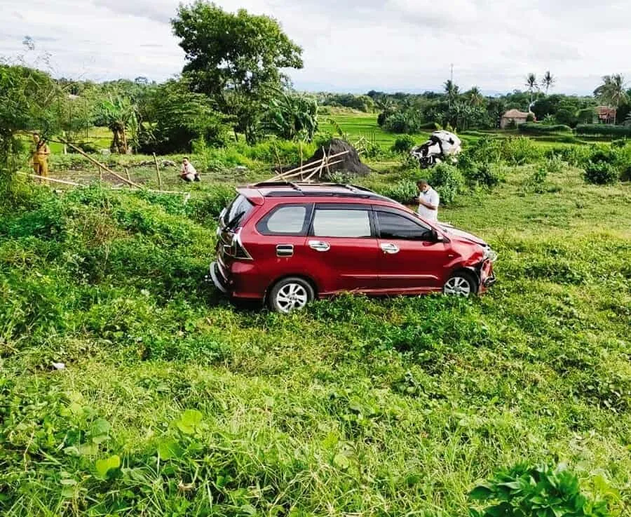 Diduga Pengemudi Ngantuk, 2 Mobil Avanza Masuk Jurang