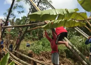 TNI Bantu Buat Jembatan Cisadang-Cebong