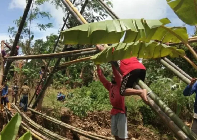 TNI Bantu Buat Jembatan Cisadang-Cebong