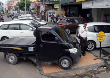 Baru Ditertibkan, Trotoar Kembali Jadi Tempat Parkir