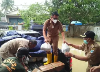 Wabup dan Kadinsos Tebar Bantuan, Terjang Banjir dan Basah Kuyup