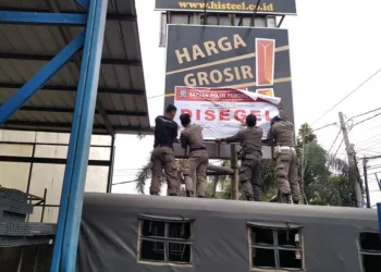 Satpol PP Kota Tangsel Segel Reklame dan Proyek Perumahan