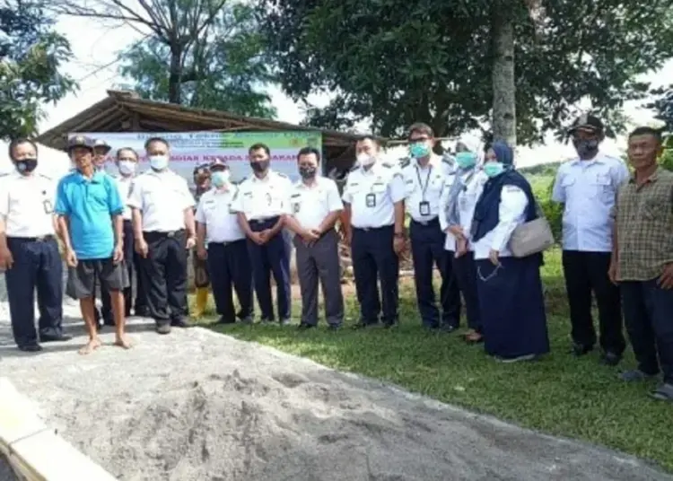 PPI Curug Lakukan Pemasangan Lampu dan Paving Block