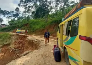 Jalan Amblas Digerus Longsor, Warga di Tiga Kampung Terisolir