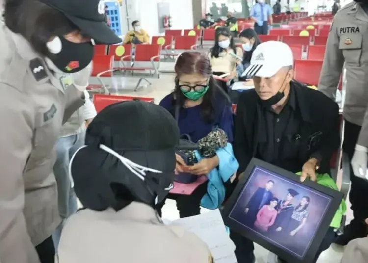 Datangi Crisis Centre di Bandara, Keluarga Bawa Foto Korban Pesawat SJ182