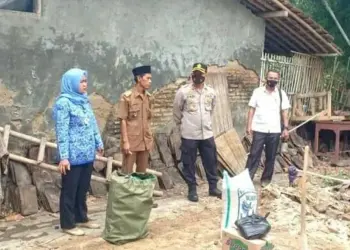 Roboh Diterjang Angin Kencang, Sekeluarga Nyaris Tertimpa Rumah