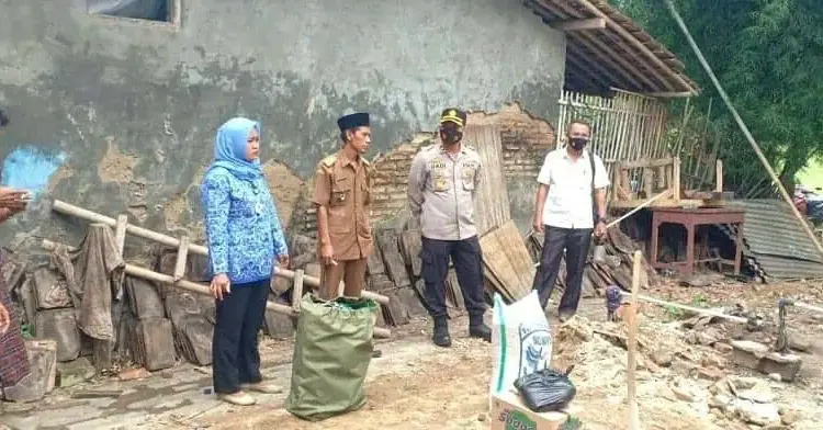 Roboh Diterjang Angin Kencang, Sekeluarga Nyaris Tertimpa Rumah