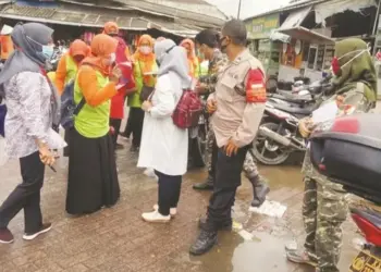 Sosialisasikan 4M, Bagikan 2.400 Masker dan Hand Sanitizer di Pasar