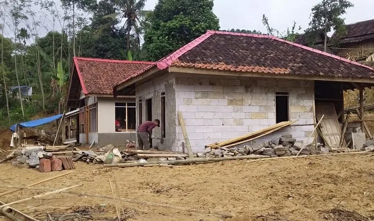 Pembangunan 13 Rumah di Kampung Cikapol Nyaris Rampung