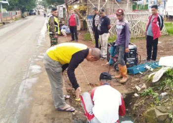 Cegah Banjir, Warga Cikasungka Bersihkan Lingkungan