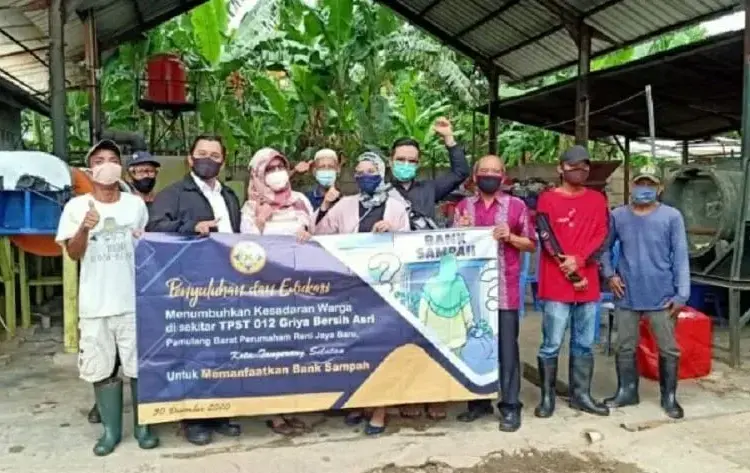 Dosen dan Mahasiswa Unpam Edukasi Seputar Bank Sampah