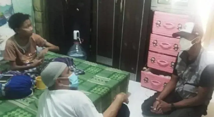 Masyarakat Kota Tangerang Gotong Royong Bantu Warga