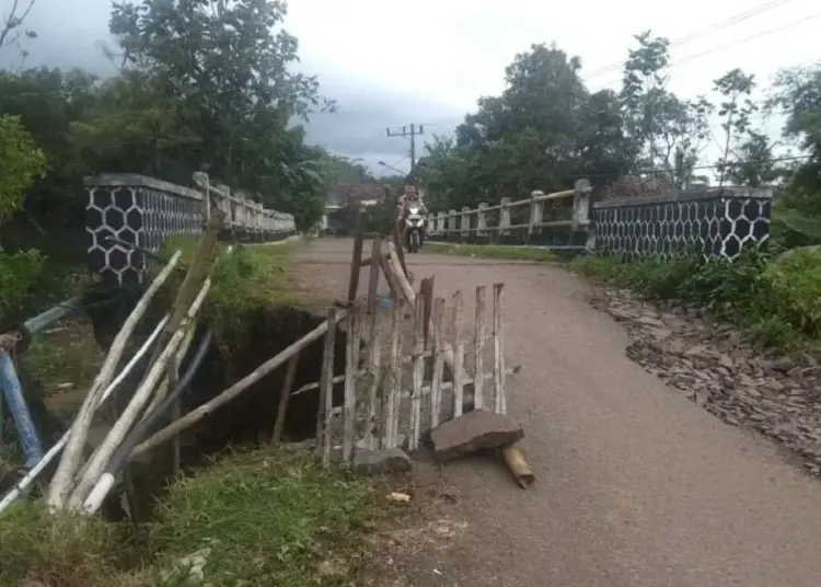 Jembatan Noong Tergerus Longsor, Warga Minta Segera Diperbaiki