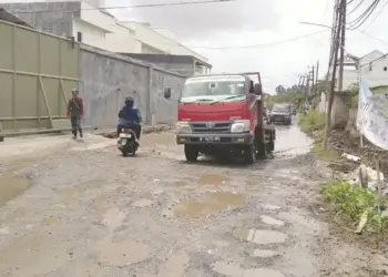 Jalan Iskandar Muda Rusak Parah, Warga Kedaung Wetan Mengeluh