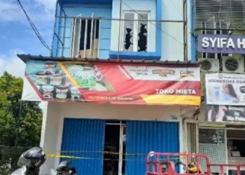 Toko Bahan Baku Kue Tiga Lantai di Pamulang Terbakar