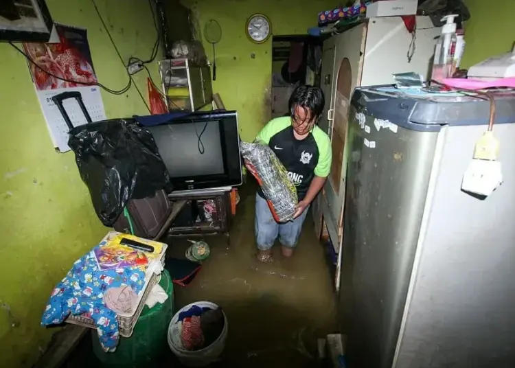 Akibat Curah Hujan Tinggi, Pemukiman warga Terendam Banjir