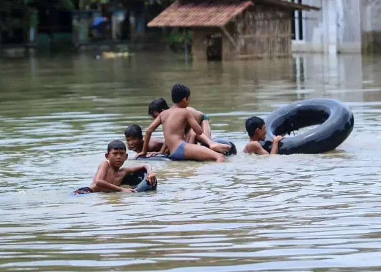 Pemukiman Warga Tergenang Banjir di Kresek