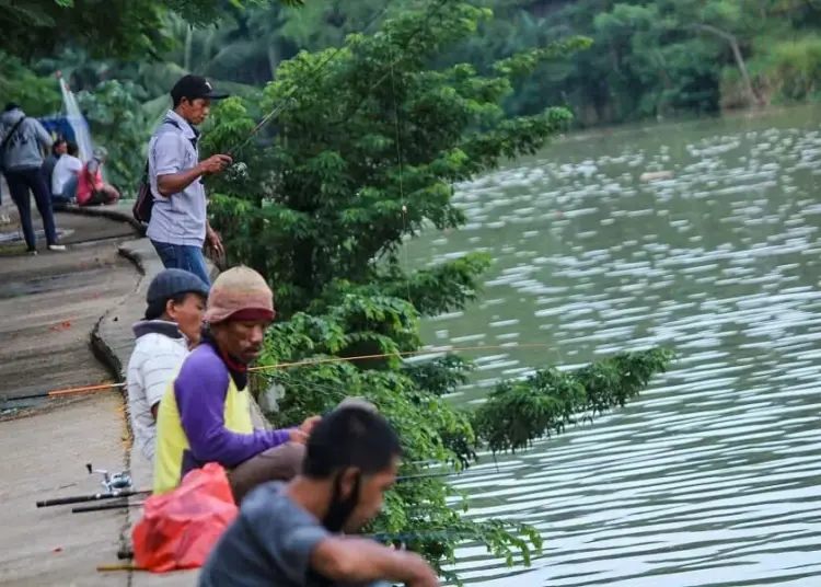 Menikmati sore di Bantaran Sungai Cisadane