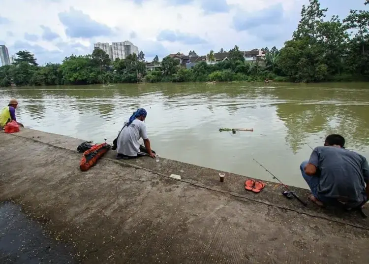 Menikmati sore di Bantaran Sungai Cisadane