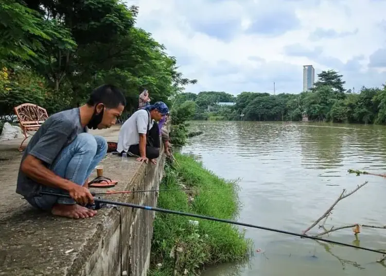 Menikmati sore di Bantaran Sungai Cisadane