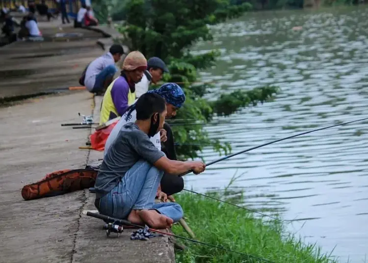 Menikmati sore di Bantaran Sungai Cisadane