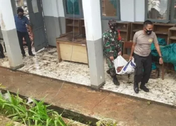 Gotong Royong Bersihkan Puing Perpustakaan dan Lab SMAN12