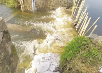 Pemkab Tangerang Tangani Tanggul Jebol dengan Tumpukan Pasir