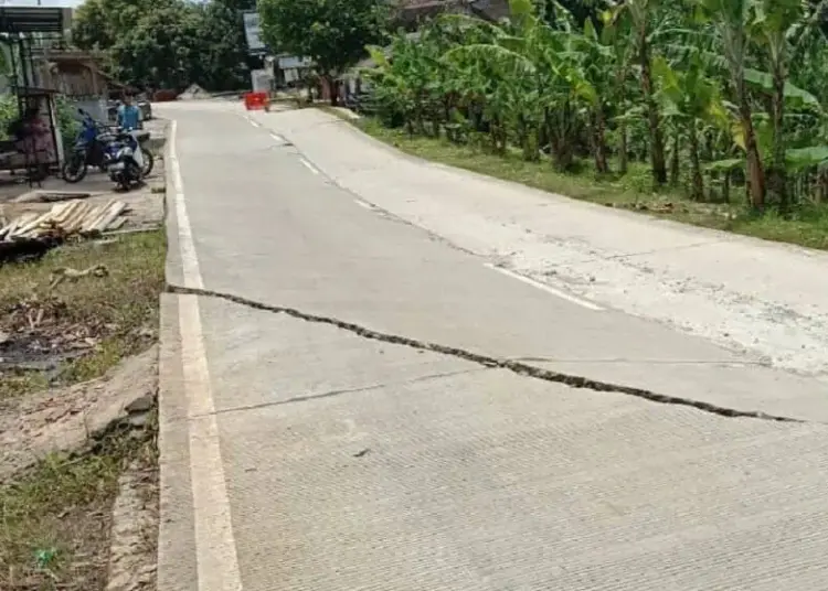 Membahayakan, Jalan Pemprov di Ciodeng Amblas