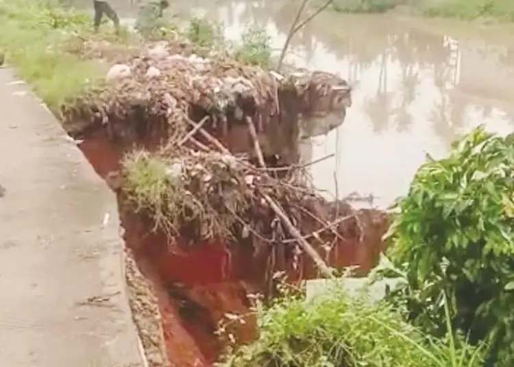 Turap Longsor, Jalan Desa di Teluknaga Nyaris Amblas