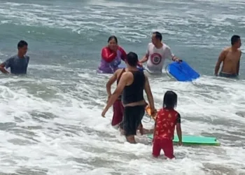 Dua Wisatawan Terseret Ombak di Pantai Anyer