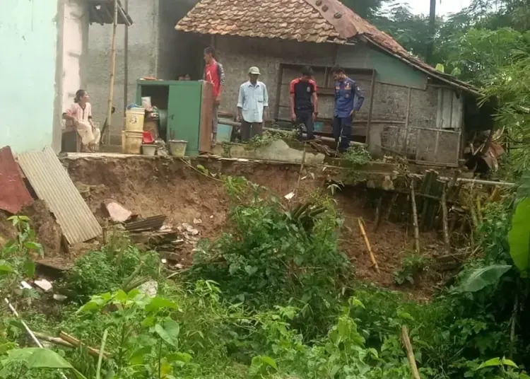 Kaget Lihat Dapur Amblas, Berhasil Selamat dengan 4 Cucu