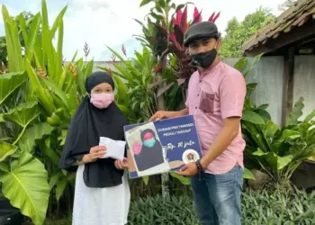 Saat PWI Tangsel Serahkan Bantuan Untuk Aisyah (10), Yatim Piatu Penyintas Covid-19