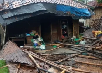 Diterjang Angin Kencang, Rumah di Teluknaga Ambruk