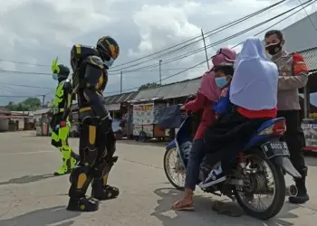 Dua Superhero Bagikan Ribuan Masker Kepada Warga di Panongan