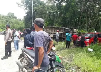 Tak Kuat Nanjak, Mobil Boks Hantam Minibus