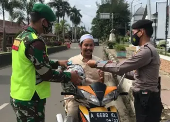 Edukasi Warga, Satgas Covid-19 Pandeglang Bagikan Masker