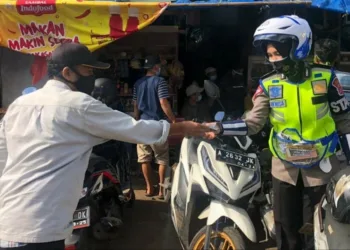 Bagikan Masker Gratis ke Warga, Polwan Menyebar Kesejumlah Penjuru