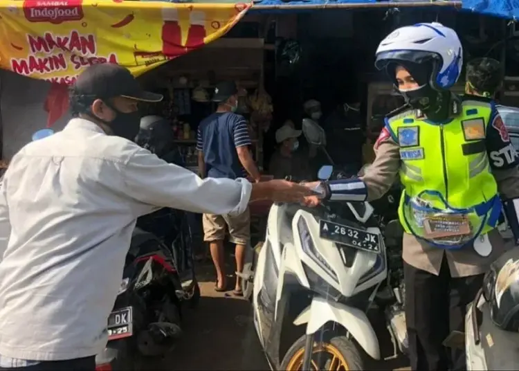 Bagikan Masker Gratis ke Warga, Polwan Menyebar Kesejumlah Penjuru